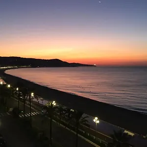 Avec Vue Sur La Promenade Des , Nice France